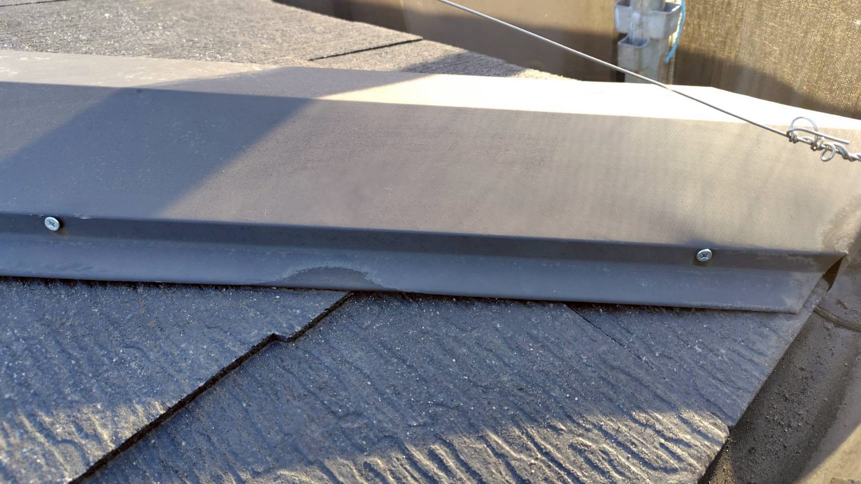 棟板金のビス固定完了